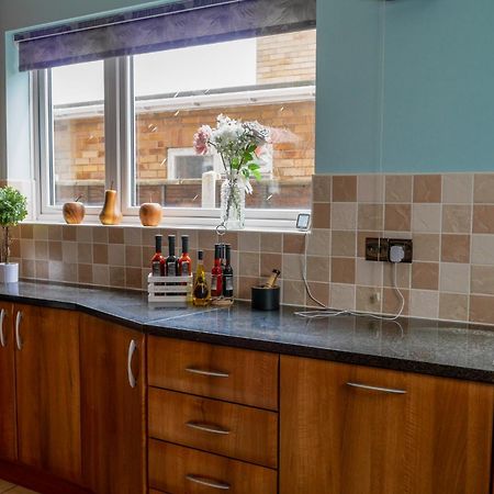 Modern 4 Bedroom Detatched House Стоктон-он-Тис Экстерьер фото