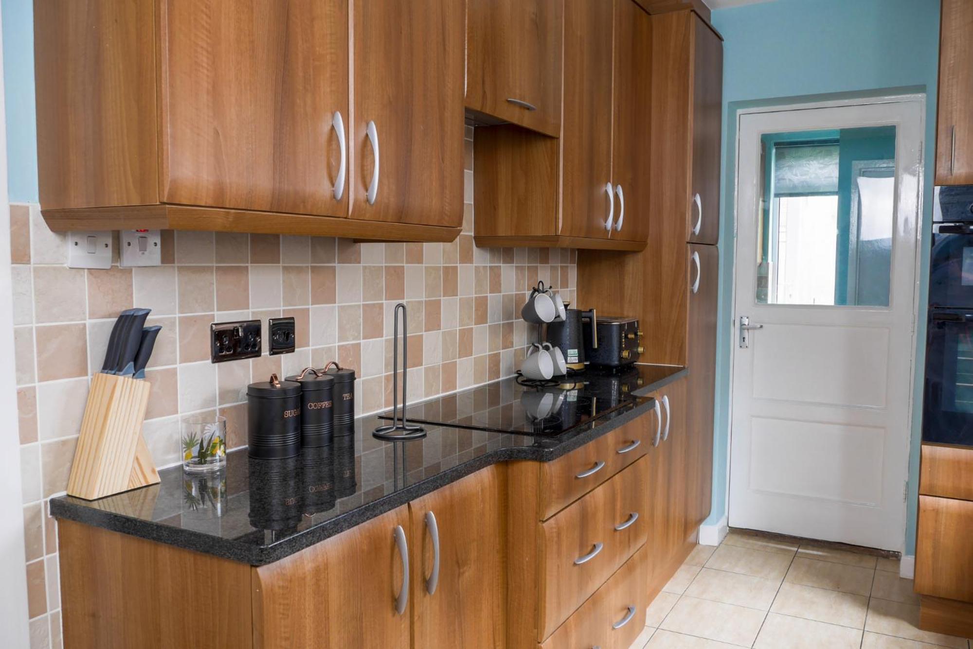 Modern 4 Bedroom Detatched House Стоктон-он-Тис Экстерьер фото