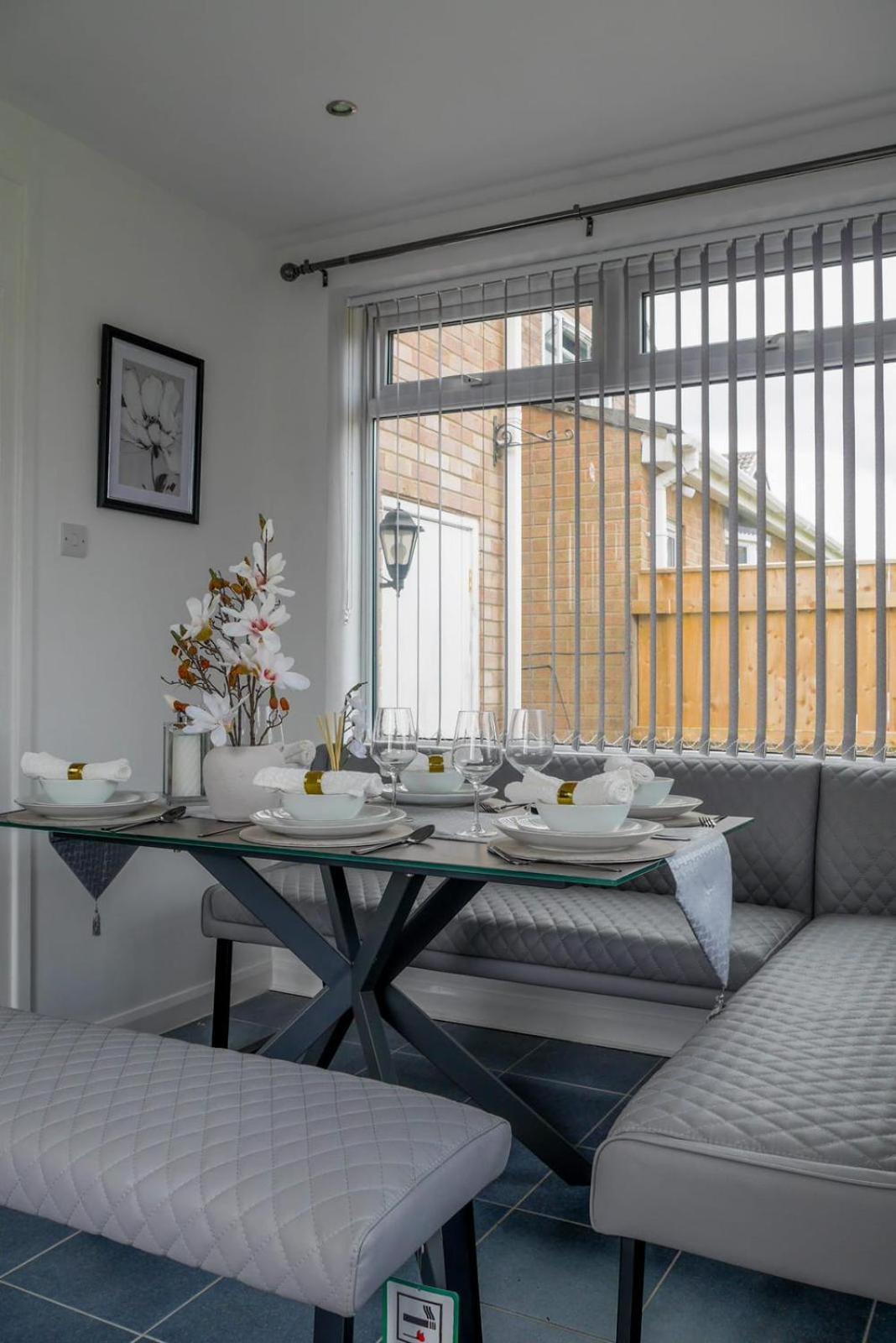 Modern 4 Bedroom Detatched House Стоктон-он-Тис Экстерьер фото